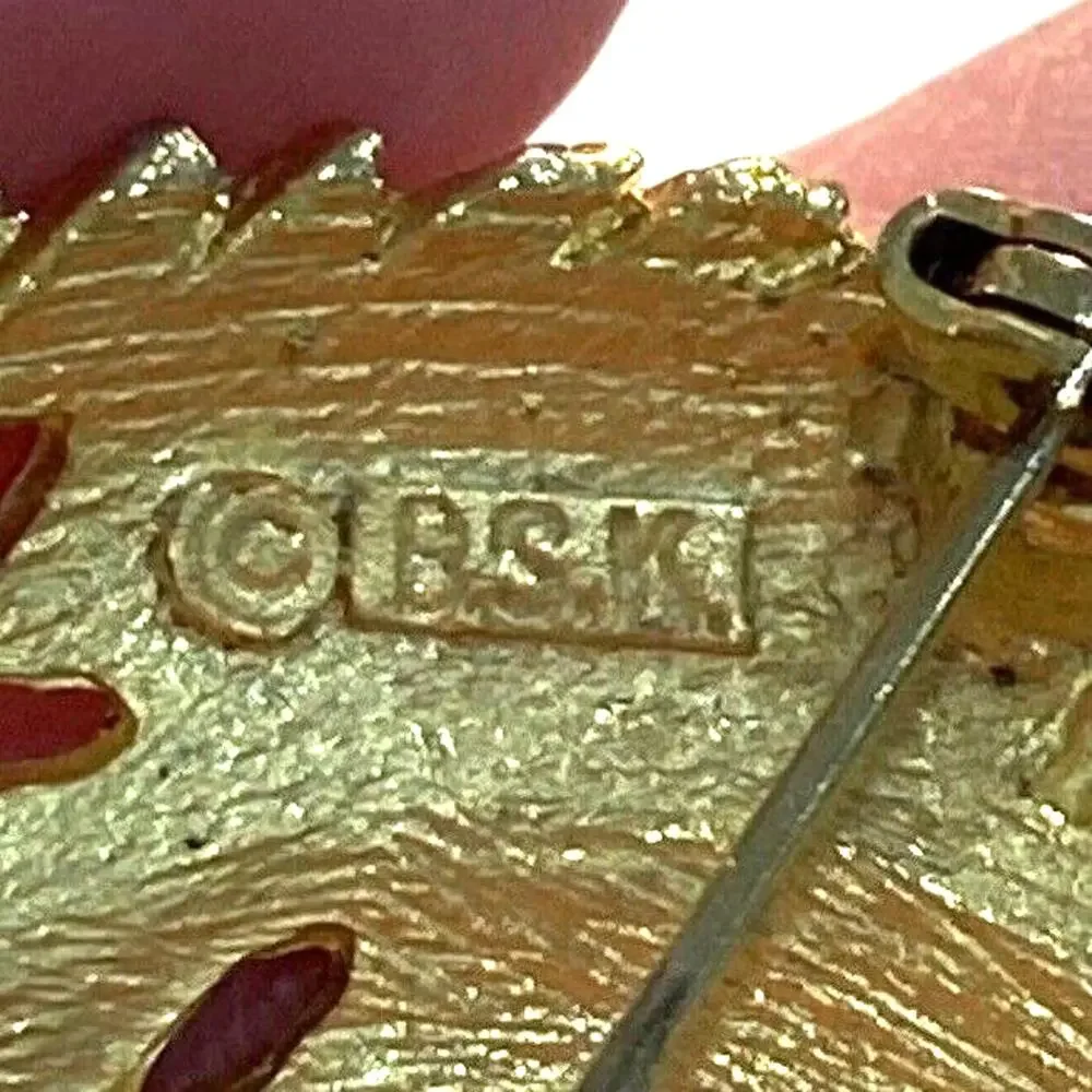 Vintage BSK brooch textured dimensional gold tone swoosh style leaf motif pin